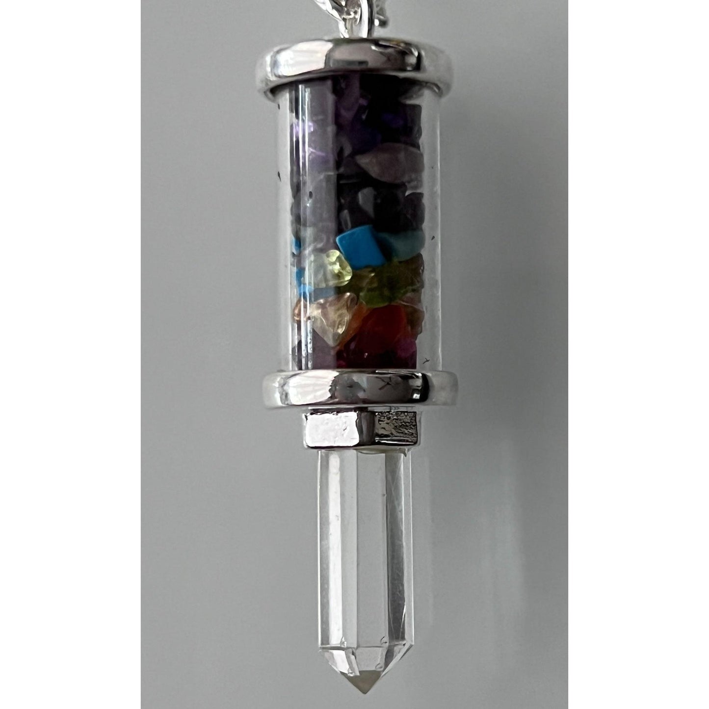 Péndulo de tubo de vidrio con chips de chakras y punta de cristal