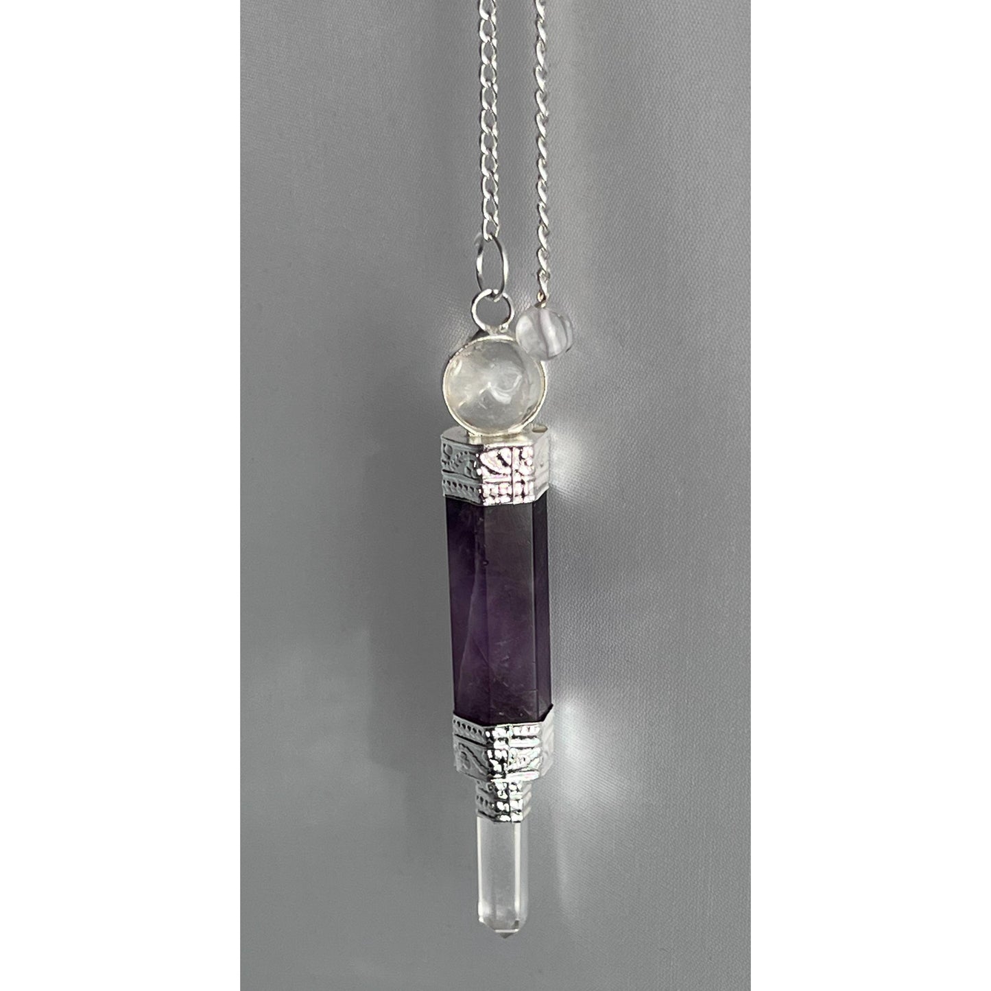 Péndulo de amatista con punta de cristal y esfera
