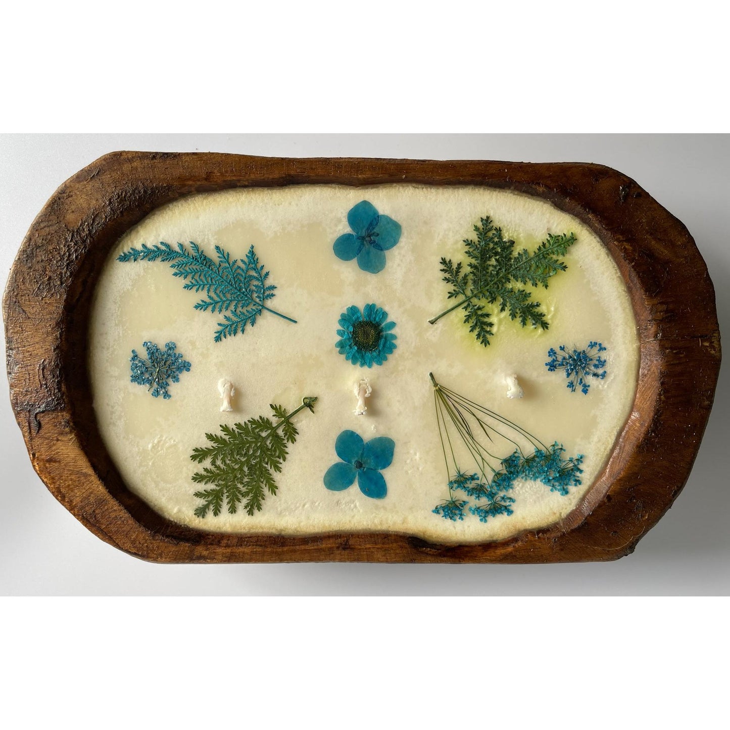 Vela de soja con flores prensadas en recipiente de masa de madera natural reutilizable